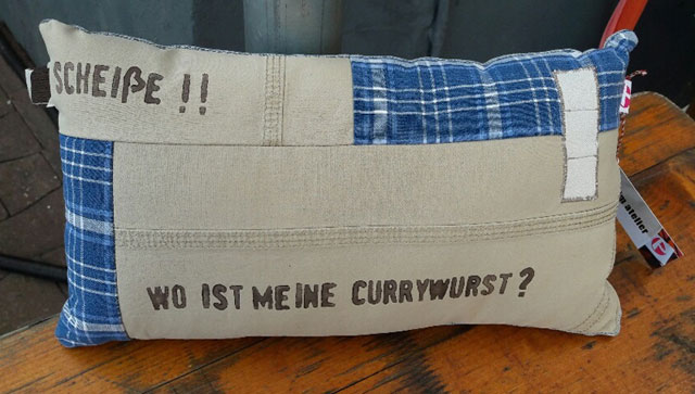 Kissen „Scheiße!! Wo ist meine Currywurst?“ (klein) Kissen „Scheiße!! Wo ist meine Currywurst?“ (klein)